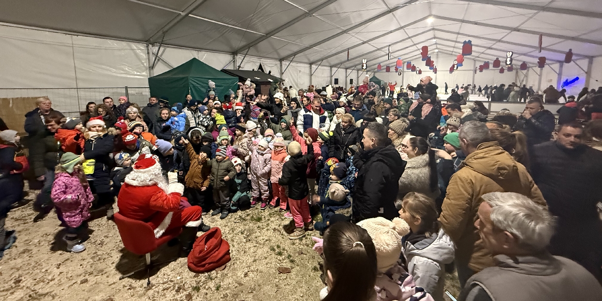 Idén is lovaskocsin érkezett a Mikulás