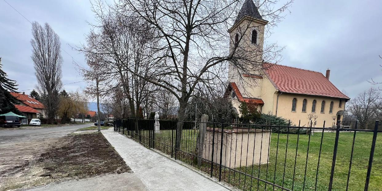 Elkészült a két rövidebb járdaszakasz térkövezése a Szent Erzsébet utcában