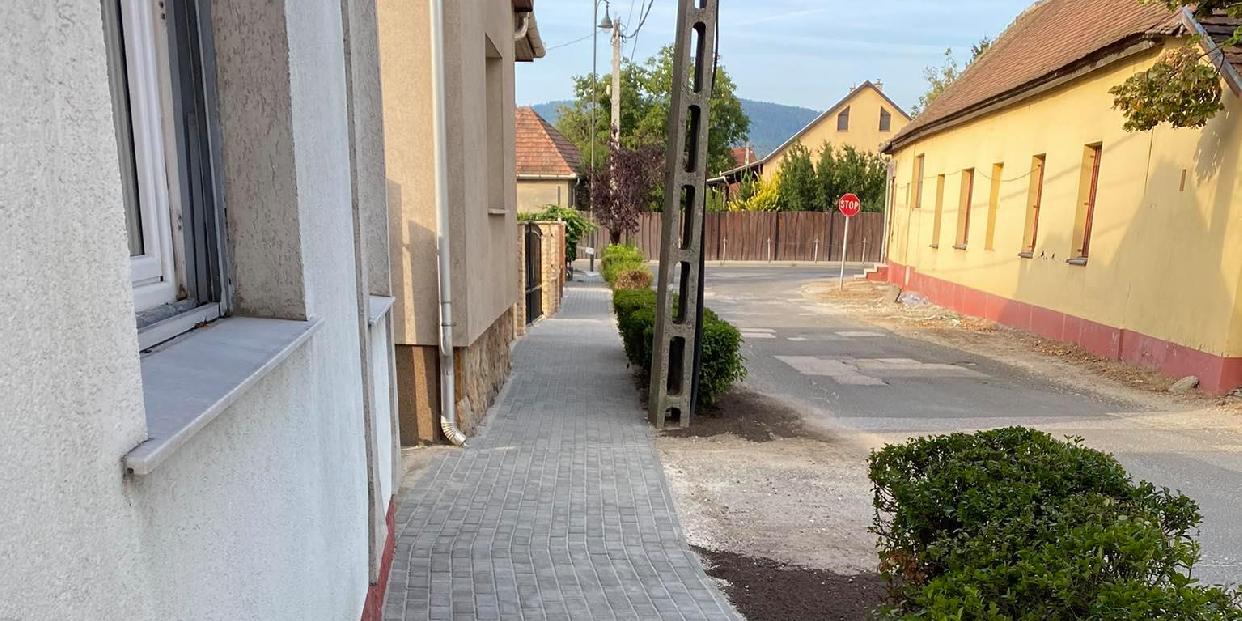 Megújult járdát vehetnek birtokba a gyalogosok az Árpád utcában