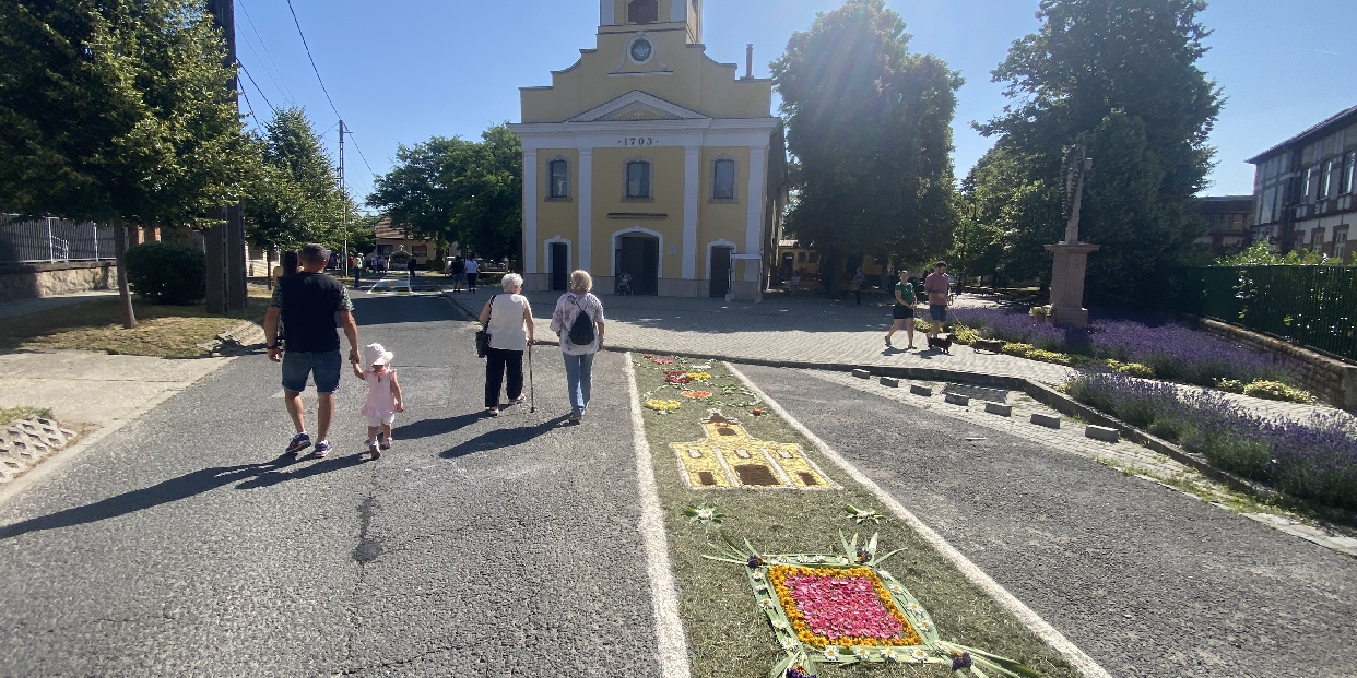 Meseszép lett idén is az Úrnapi virágszőnyeg 