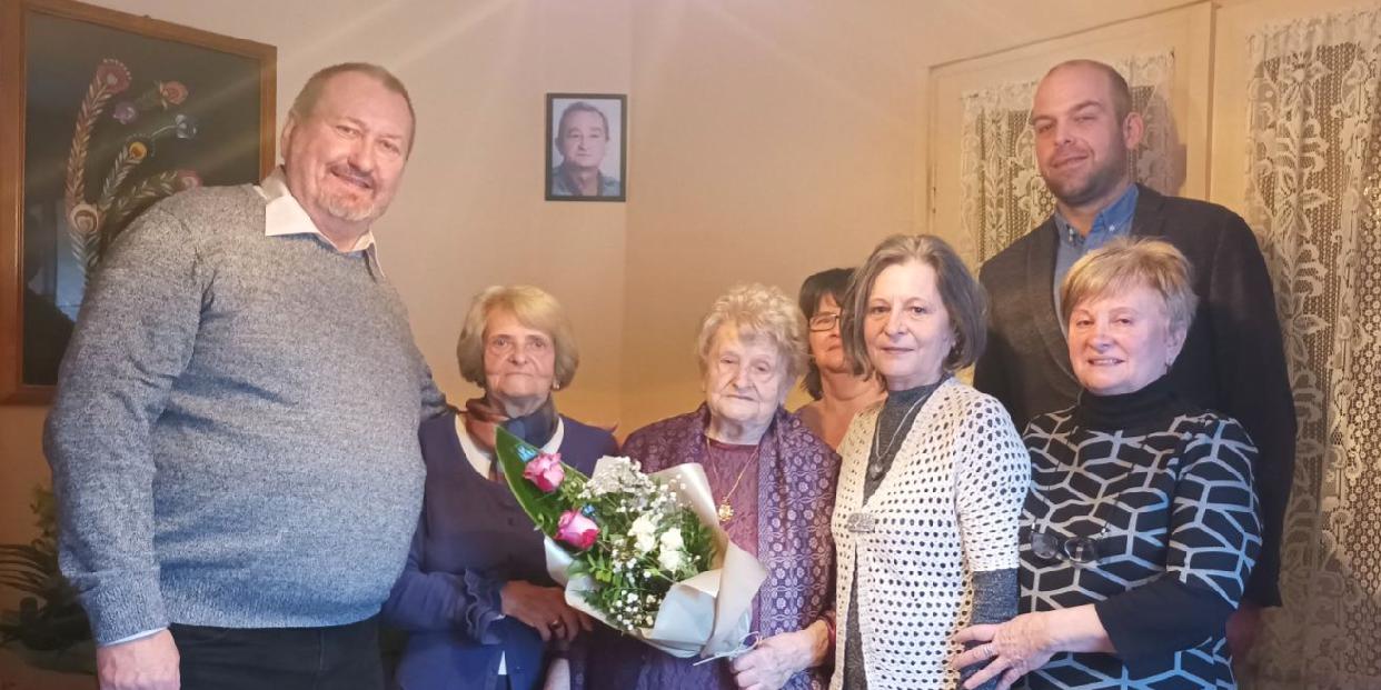 90. születésnapja alkalmából Szabó Ferencné Szax Teréziát köszöntötte a polgármester