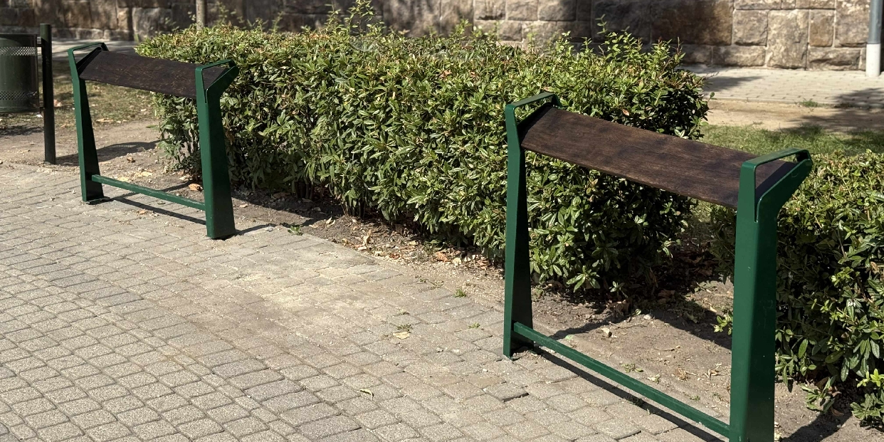 Új állópadok a Vásár téren