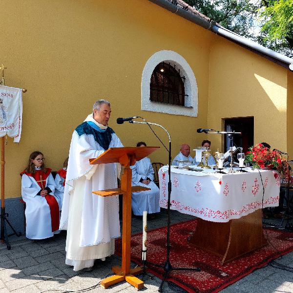 Ünnepi szentmise az Erdei kápolnánál és nyílt nap a Tájházban
