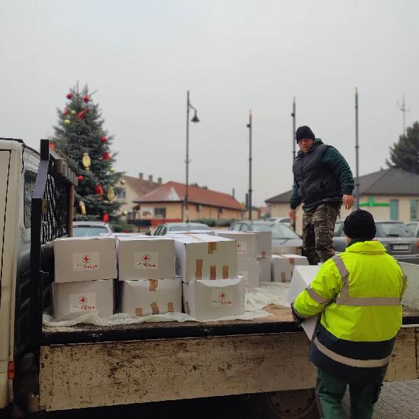 Jótékonysági élelmiszergyűjtés – a Vöröskereszt 24 doboz élelmiszeradománnyal segíti az akciót