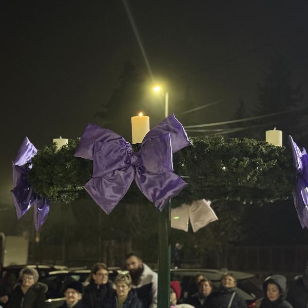 Felvillant az adventi koszorú első gyertyája a Templom téren
