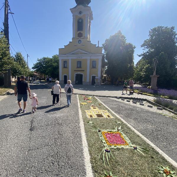 Meseszép lett idén is az Úrnapi virágszőnyeg 