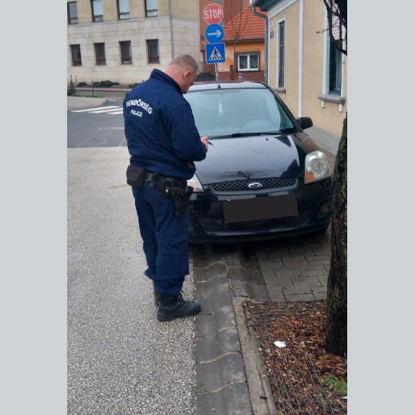 Szabálytalan parkolókat ellenőriz a rendőrség