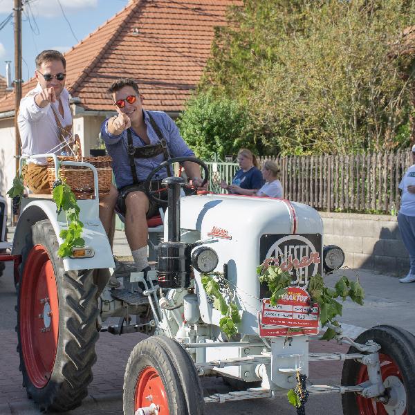 Szüreti felvonulással és bállal búcsúztattuk a szeptembert