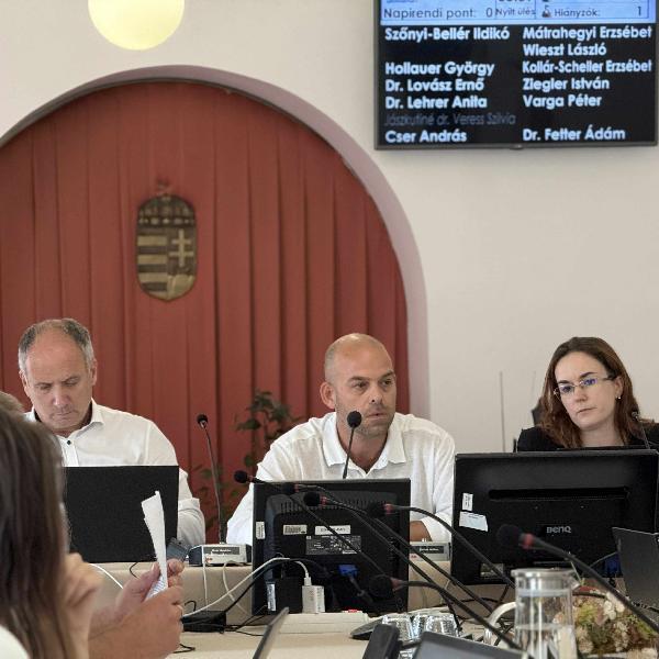 Rendkívüli testületi ülés lesz Vörösváron