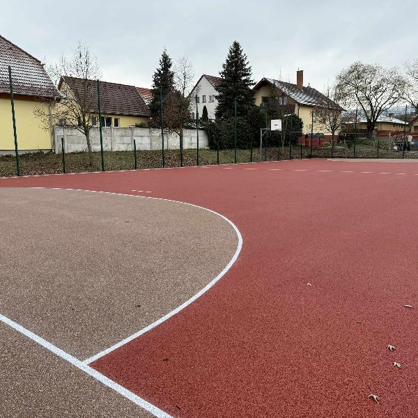 Célegyenesben a Zrínyi utcai játszótér sportpályájának felújítása