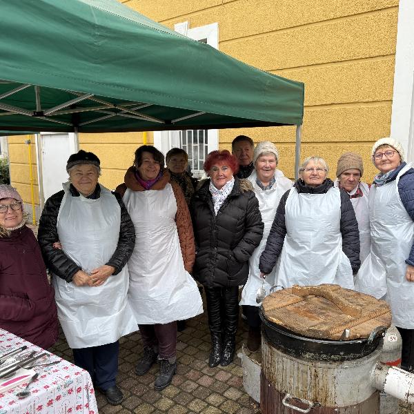 Egy tál meleg étel, sok törődés – ünnepi összefogás Vörösváron