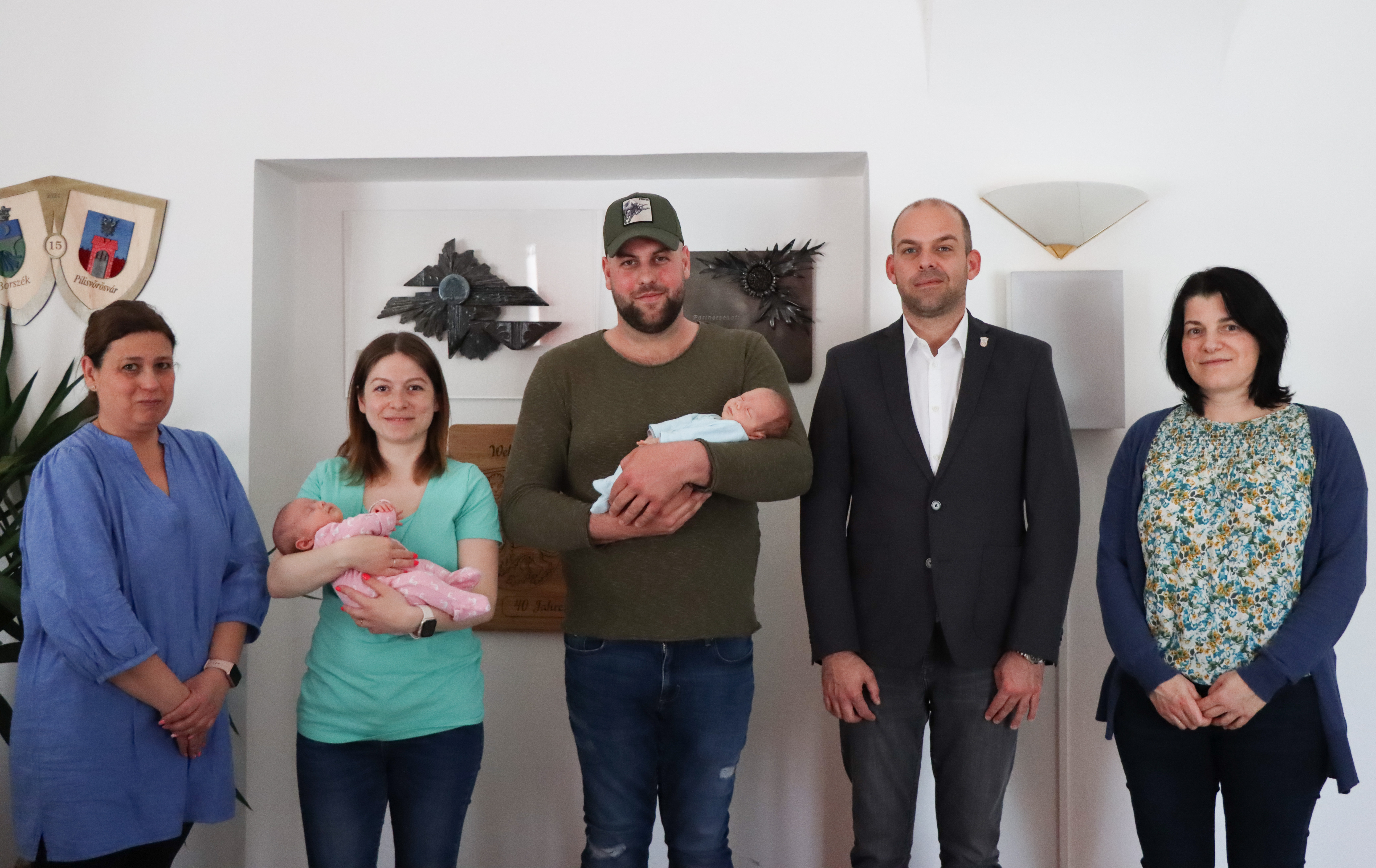 Duplán ünnepeltünk: ikerpár kapta a 400. vörösvári babacsomagot