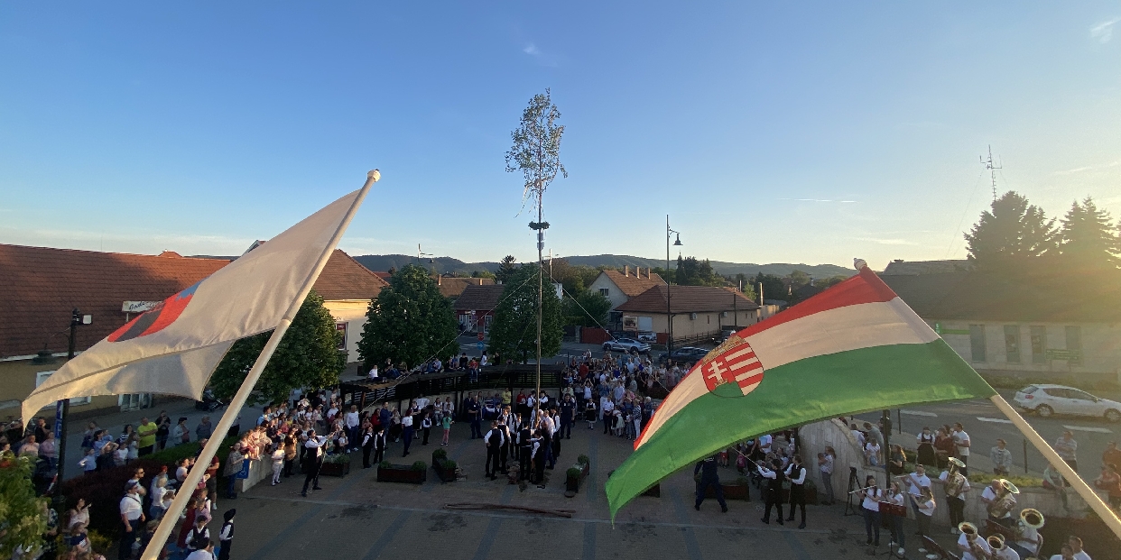 Színek, szalagok, összefogás – májusfa a Fő téren