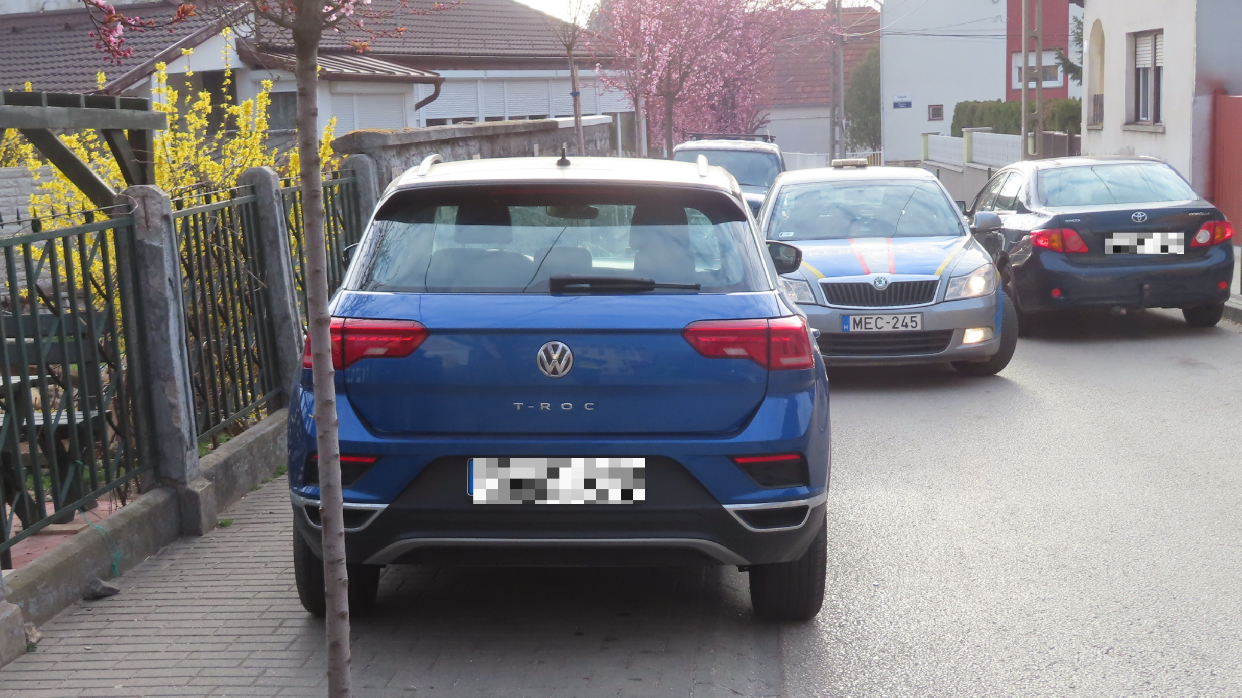 A járda nem parkoló, a forgalommal szemben pedig tilos megállni