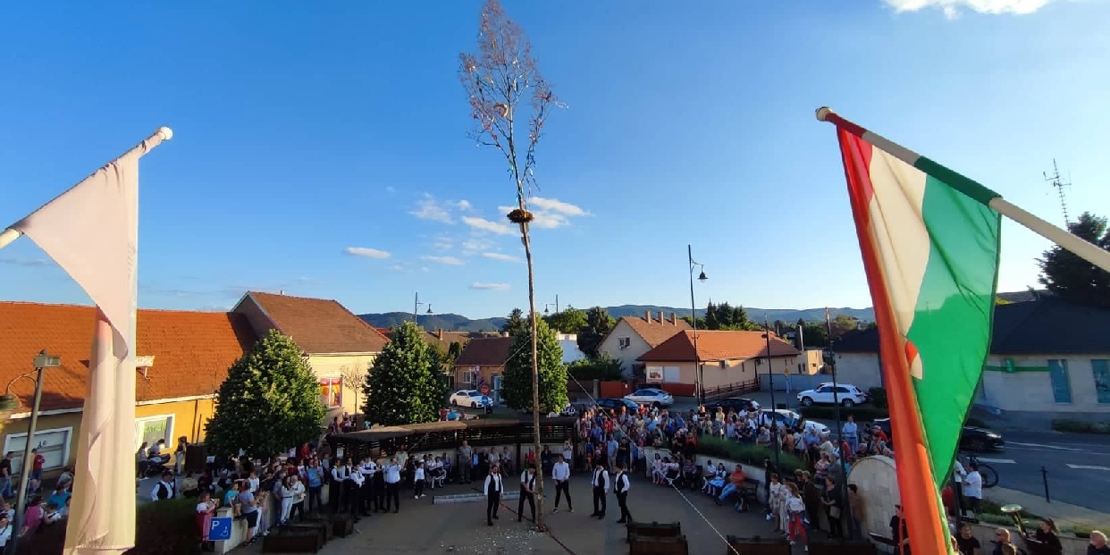 „Wenn der Maibaum wieder am Dorfplatz steht…” – Májusfaállítás lesz Pilisvörösváron