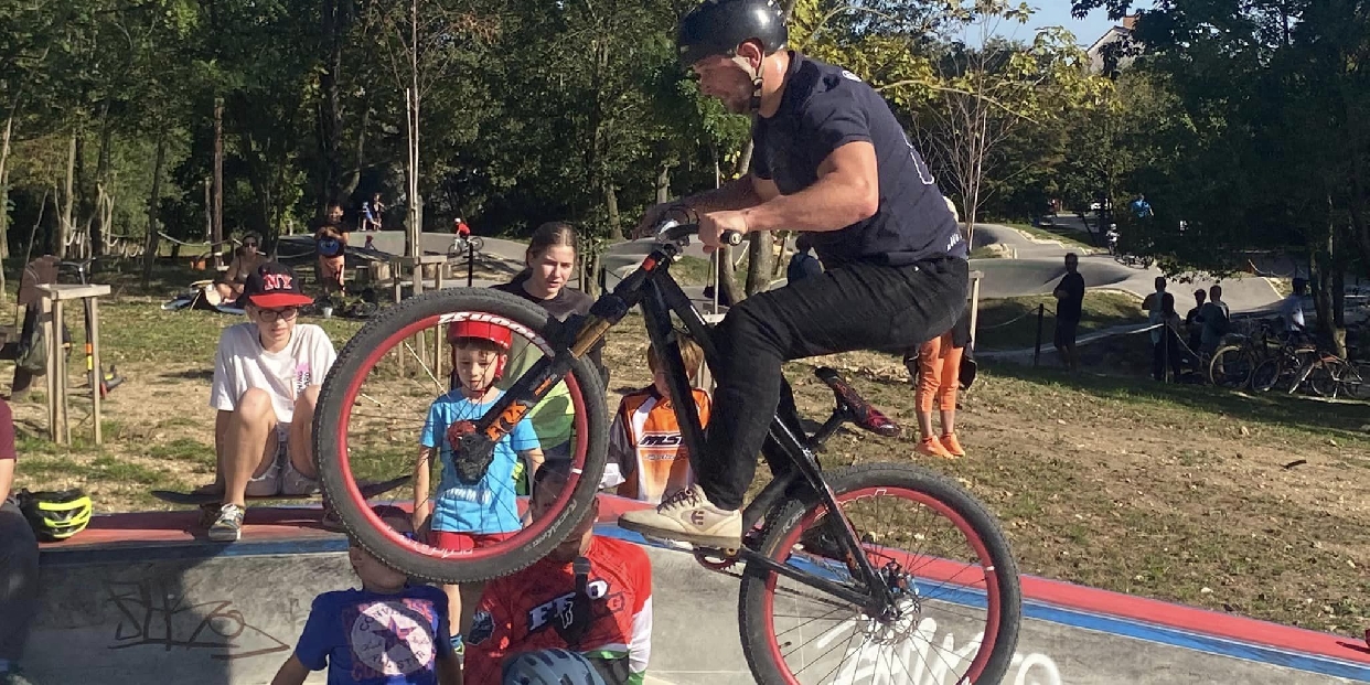 Interaktív kerékpáros és rolleres bemutató a pumptrack és a görpályán