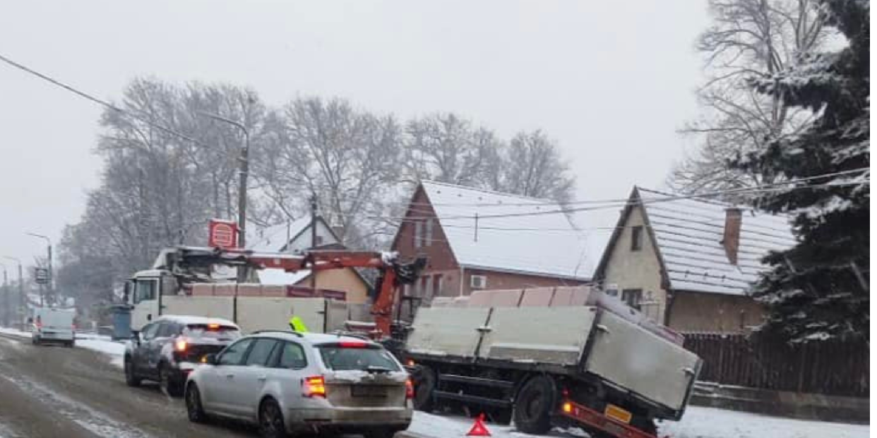 Két balesettel indult a szerda Vörösváron