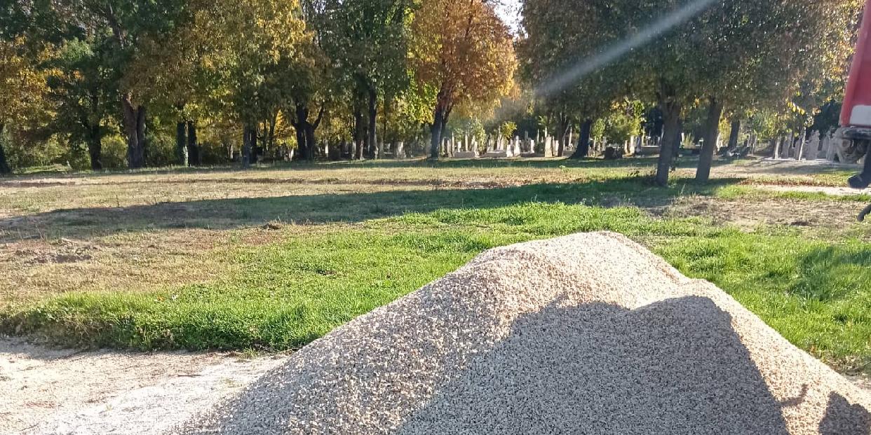 Ismét  tíz köbméter murva érkezett a temetőbe