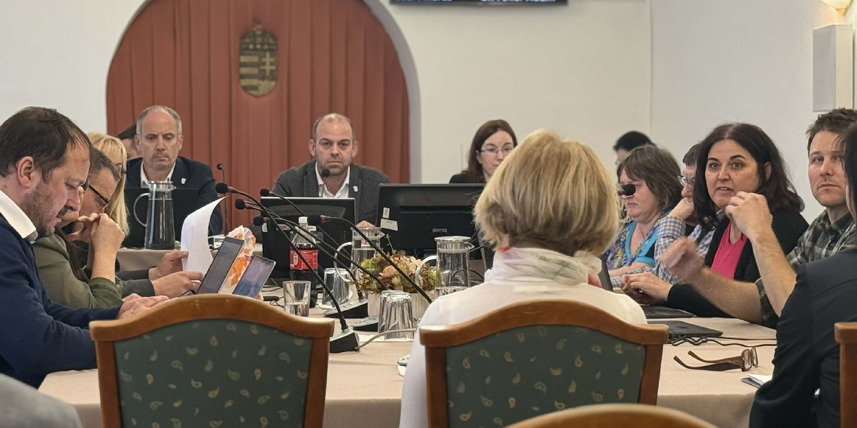 Képviselő-testületi ülést tartunk csütörtök délután Vörösváron - meghívó