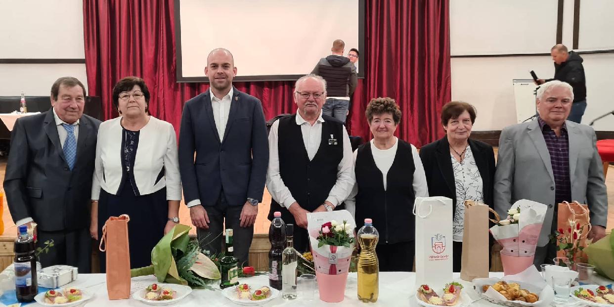 A Nyugdíjas Klub évzáróján 50 éves házassági évfordulósokat köszöntött a polgármester