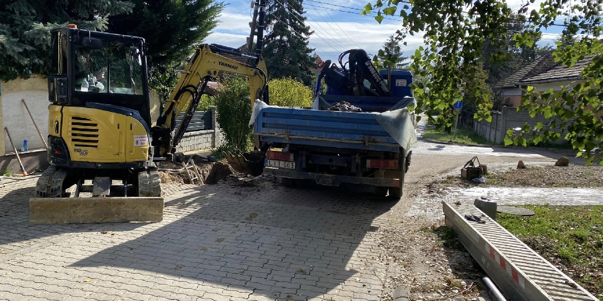 Csőtörés a Szondi György és a Táncsics Mihály utcában