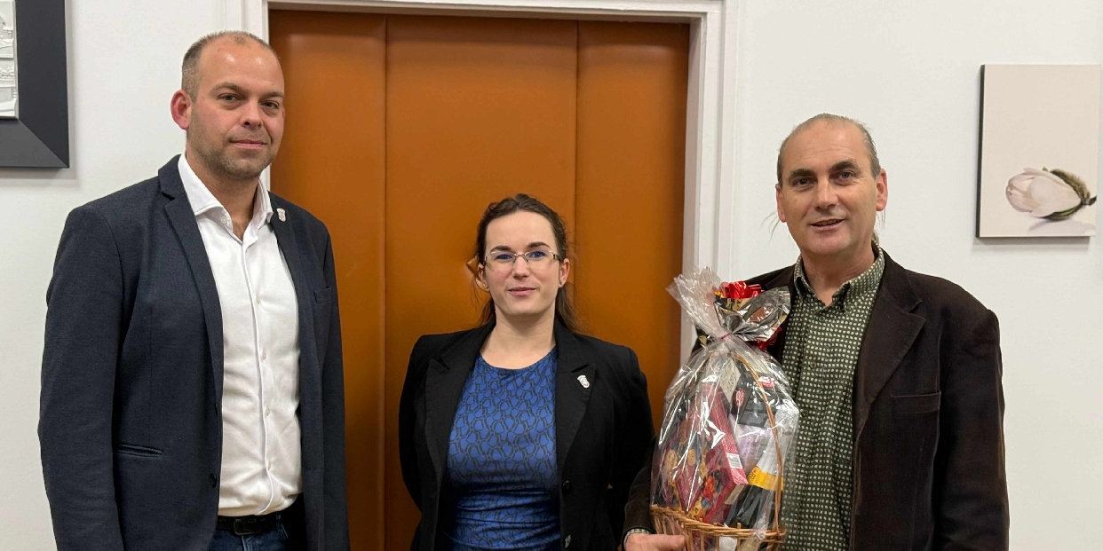 Munka a pályázati siker mögött: Jászkutiné Veress Szilvia jegyző asszonyt köszöntötték