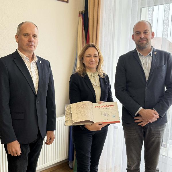 Bemutatkozó látogatáson járt Bujdosó Andrea a Pilisvörösvári Polgármesteri Hivatalban