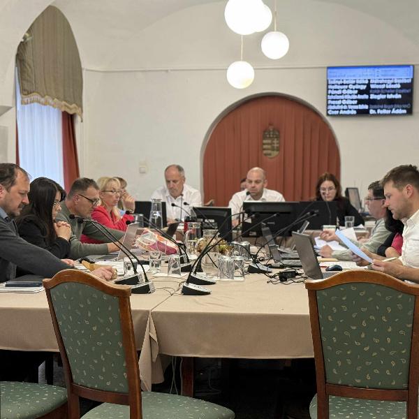 Rendkívüli testületi ülés lesz ma délután Vörösváron