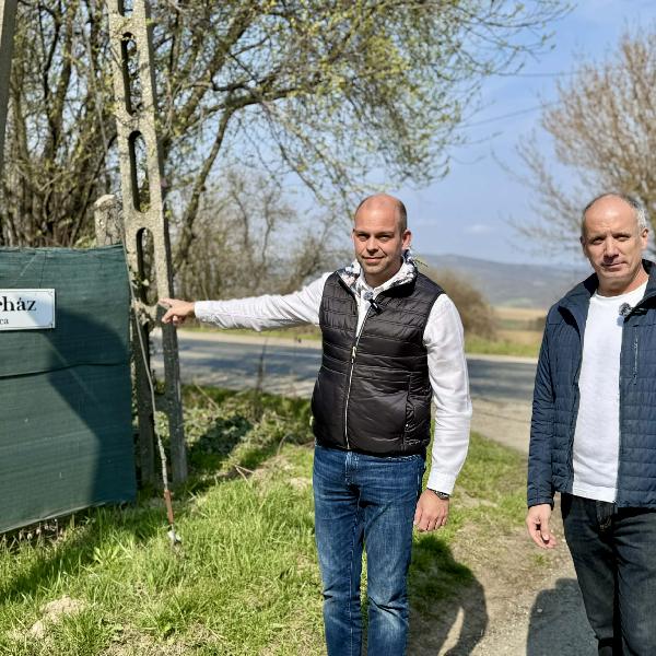 Zebrák épülnek a 10-es úton – biztonságosabb lesz az átkelés Pilisvörösváron