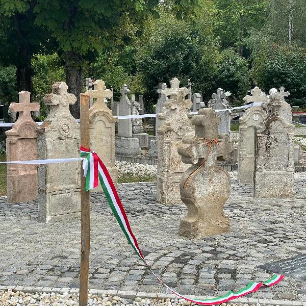 Több száz éves sváb sírkövek kaptak méltó helyet a pilisvörösvári temetőben - fotókon az átadó 