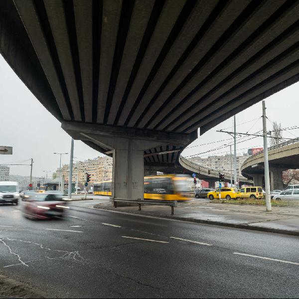 Hétfőtől burkolatjavítás kezdődik a Pacsirtamező utcában és az Árpád híd felhajtóin