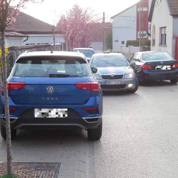 A járda nem parkoló, a forgalommal szemben pedig tilos megállni