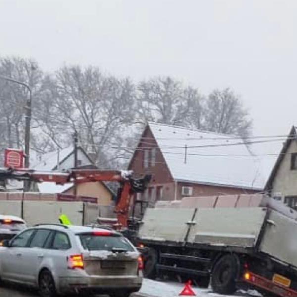 Két balesettel indult a szerda Vörösváron