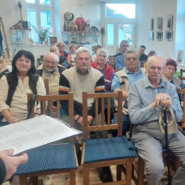 Vers, emlékezés, közösség – Honismereti Klubdélután a Sváb Sarokban 