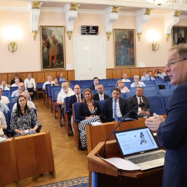 Agglomerációs  települések polgármestereinek tartott előadást Navracsics Tibor miniszter