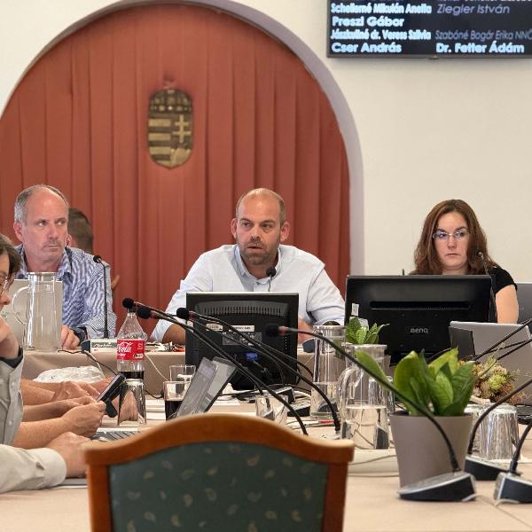 Rendkívüli képviselő-testületi ülést tartunk szerda reggel Vörösváron