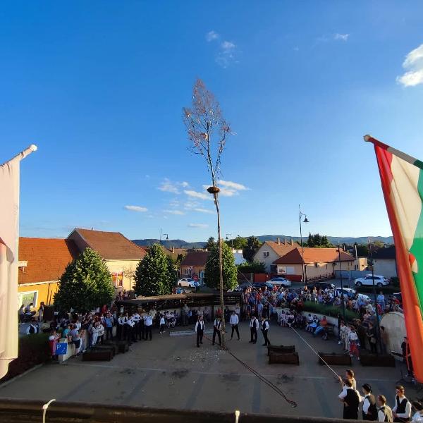 „Wenn der Maibaum wieder am Dorfplatz steht…” – Májusfaállítás lesz Pilisvörösváron