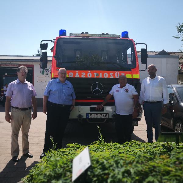 Új tűzoltóautót kaptak a pilisvörösvári önkéntes tűzoltók