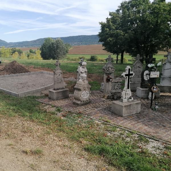 Átadják az új díszparcellát a pilisvörösvári temetőben