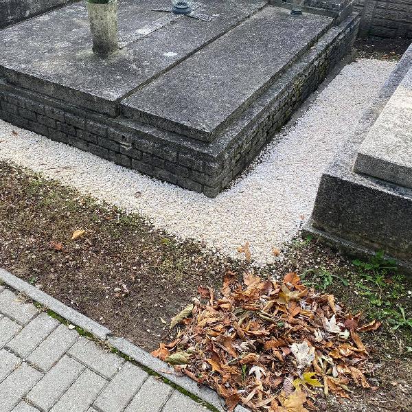 Újabb adag ingyen murva érkezett a pilisvörösvári temetőbe