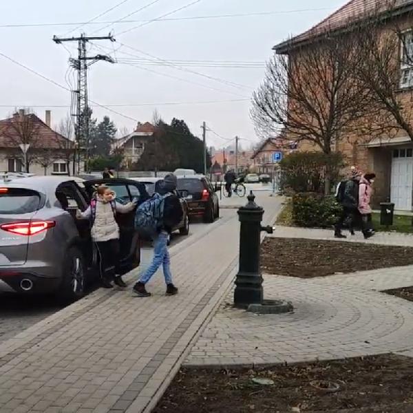Jól vizsgázott a „Kuss und Tschüss” parkolási rendszer a Vásár téri iskola előtt