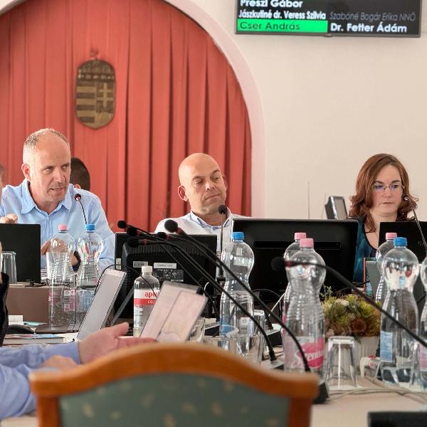 Képviselő-testületi ülést tartunk csütörtök délután Vörösváron - meghívó